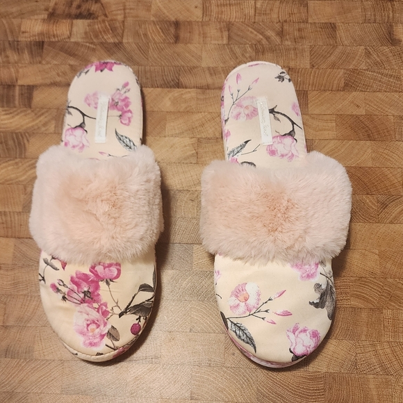 Victoria's Secret house slippers Size Large Pink Floral with fluffy pouf - Picture 1 of 16